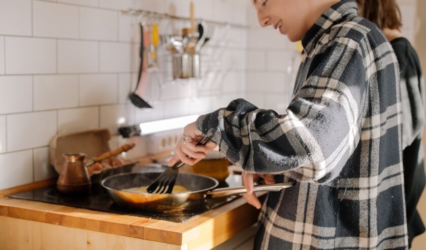<p>Samen koken of soms een praatje. Via kamersmetaandacht.nl helpen verhuurders jongeren tussen de 18 en 23 jaar op eigen benen te staan.</p>