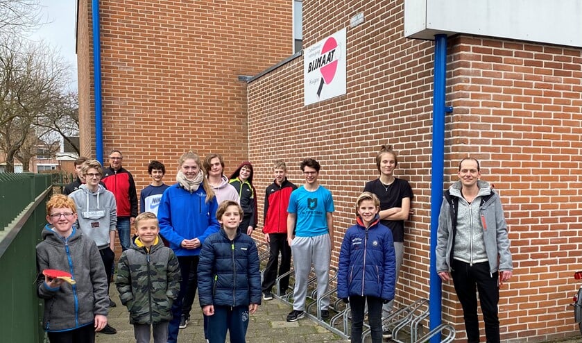 <p>De jeugdleden van tafeltennisvereniging Bijmaat speelden op het schoolplein naast hun sporthal.</p>