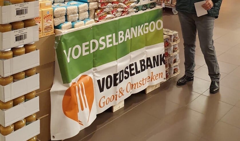 <p>In de winkels zijn stands of tafels met producten waar behoefte aan is.</p>