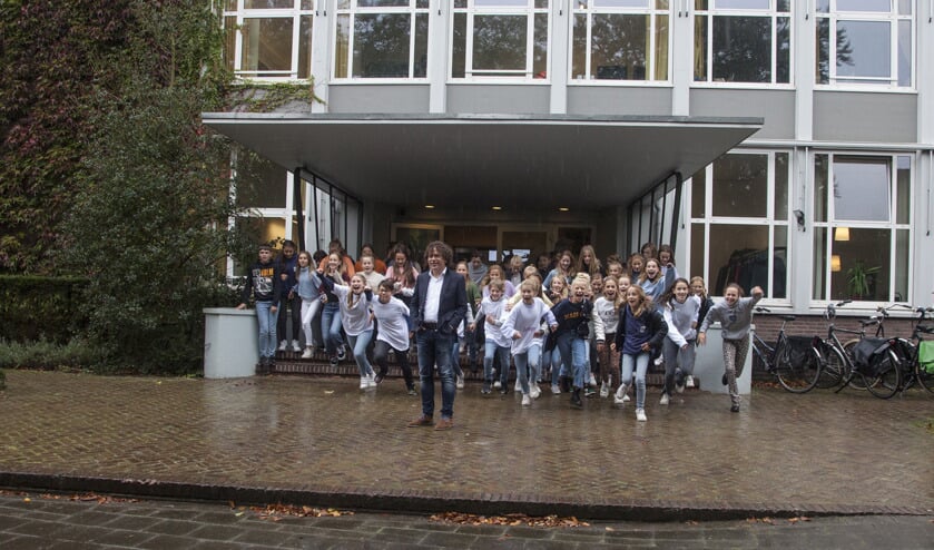 <p>Willem de Zwijger-rector Jan Adels met zijn leerlingen. </p>
