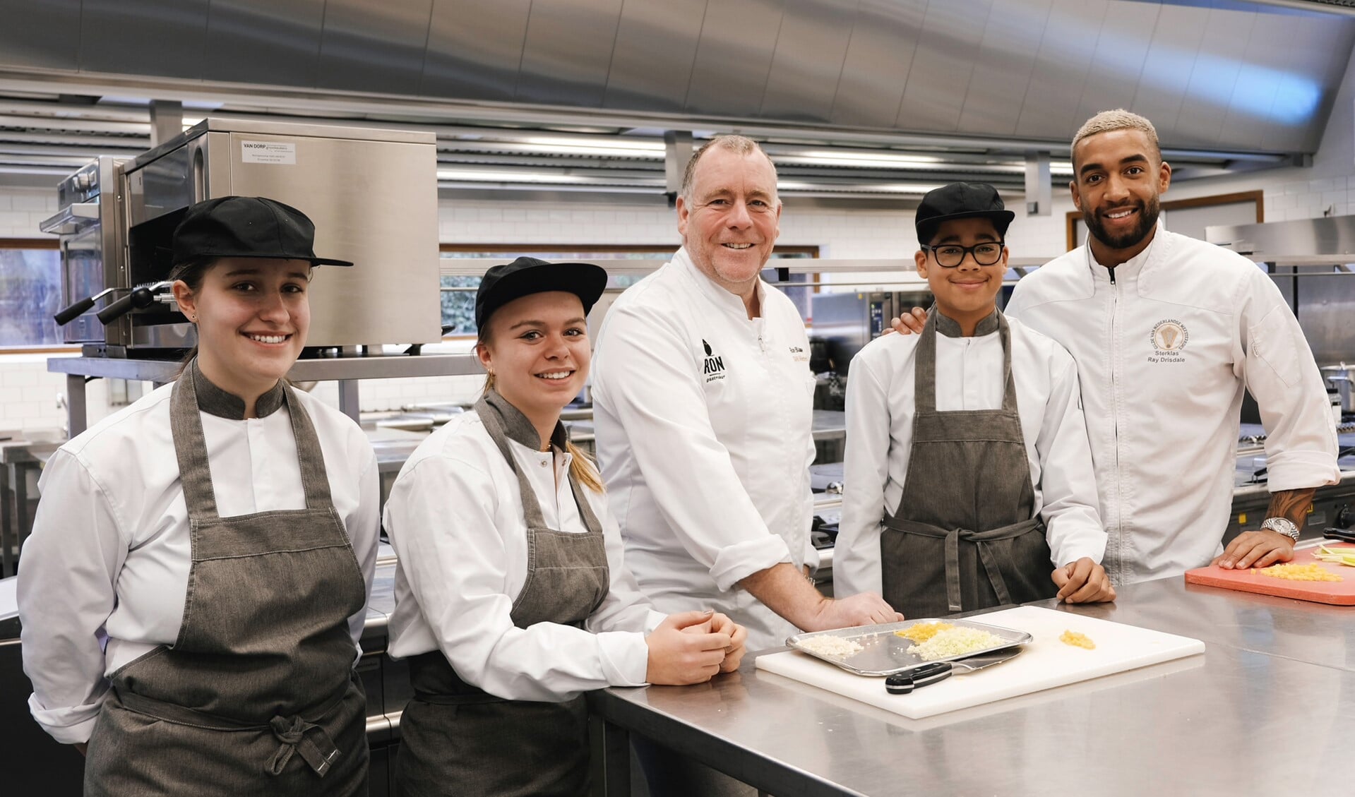 Samen met Ron Blaauw en zijn team leren de leerlingen werken met de beste ingrediënten en de beste koks.