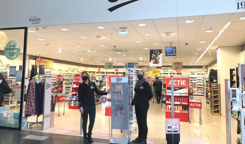 <p>Etos Maxis Muiden heropent 31 maart. Op de foto: Laura Benschop (l) en Annemijn Reemeijer. </p>