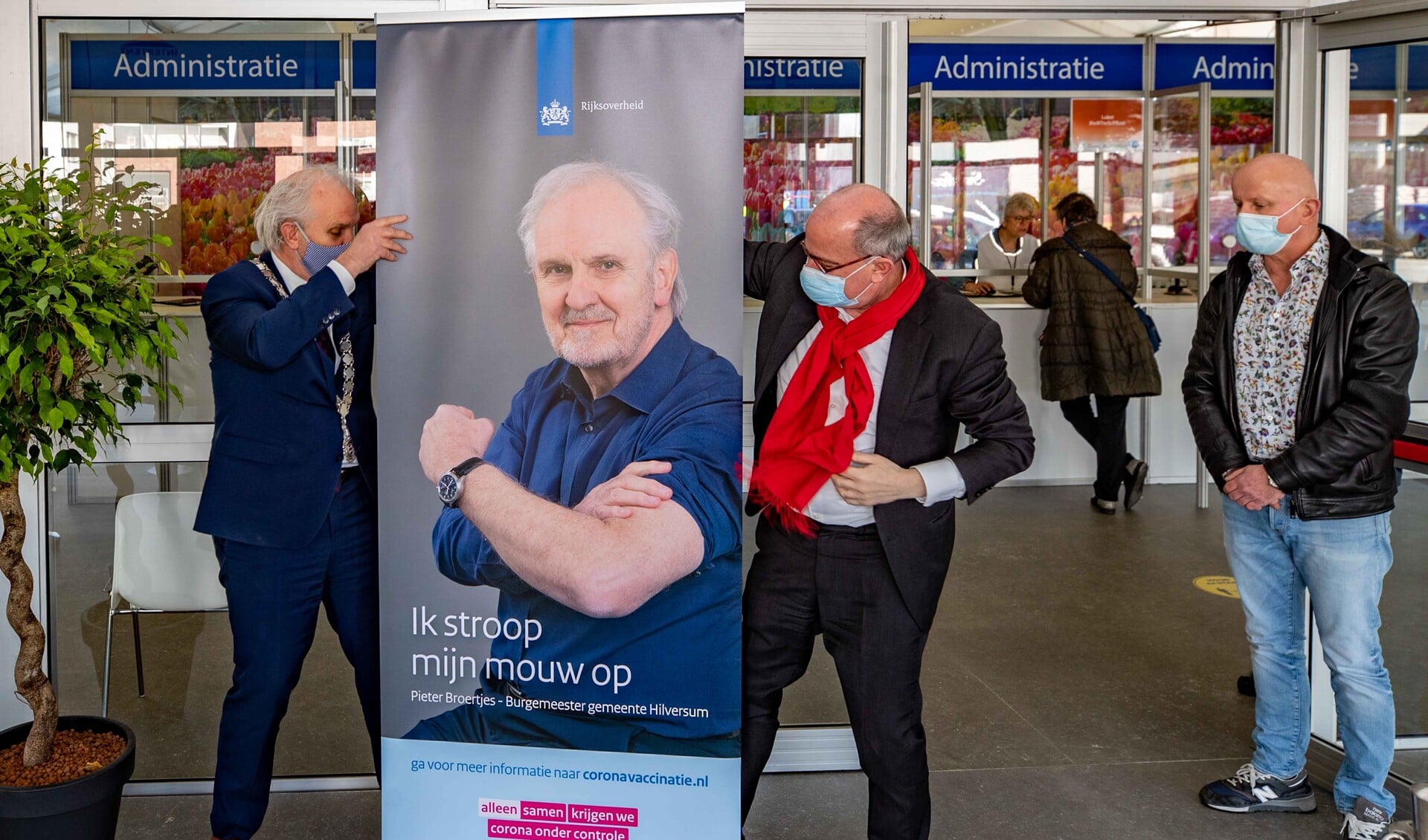 Burgemeester Pieter Broertjes en GGD-directeur René Stumpel openden onlangs de vaccinatielocatie in Hilversum. 