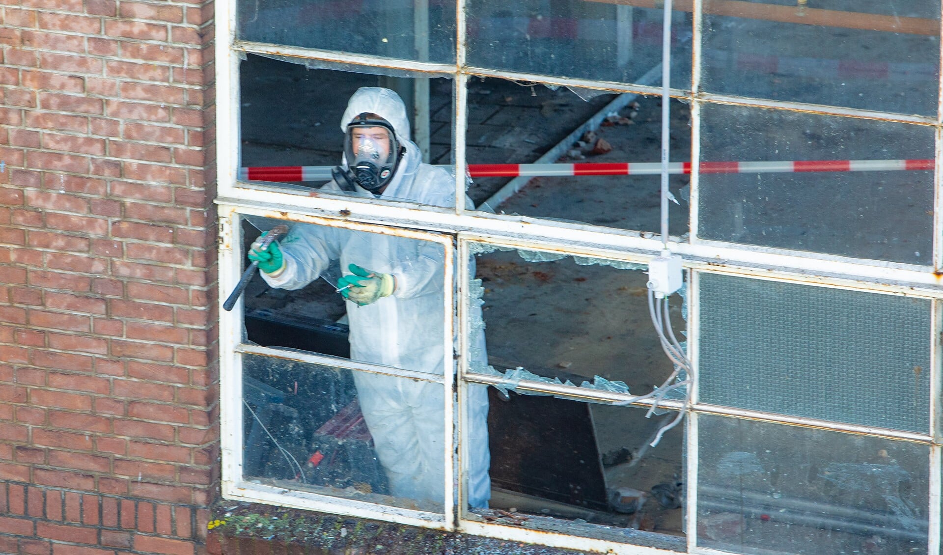 Werkzaamheden in de fabriekshallen van BNI, waar ook asbest wordt verwijderd.