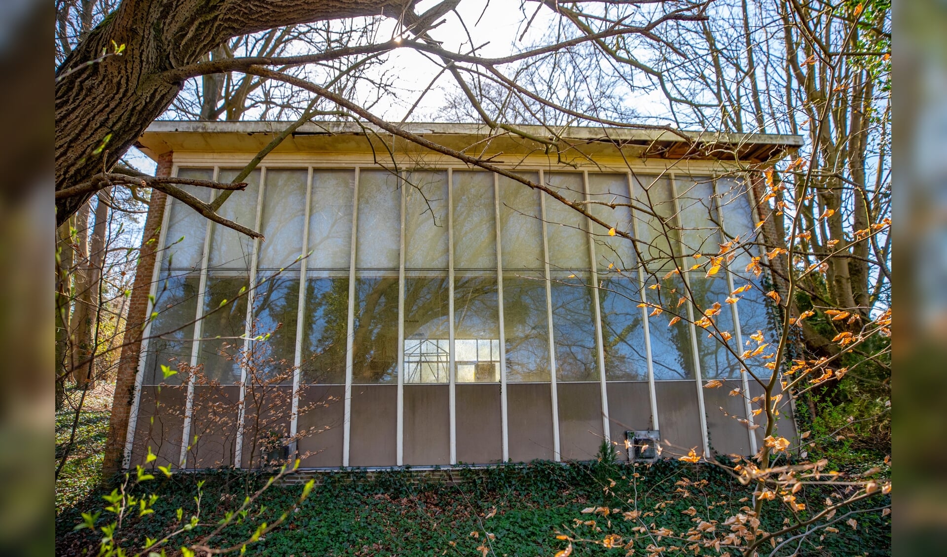 Het ateliergebouw uit 1953 aan de Soestdijkerstraatweg 151.