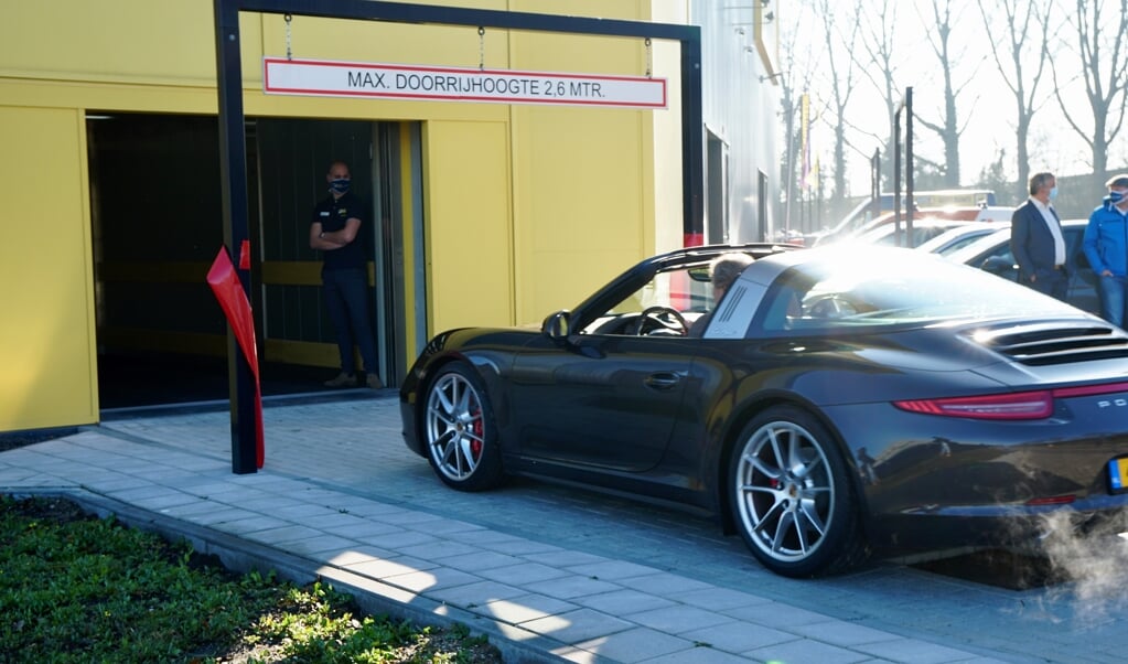 Stubbé rijdt in een Porsche de autolift in. 