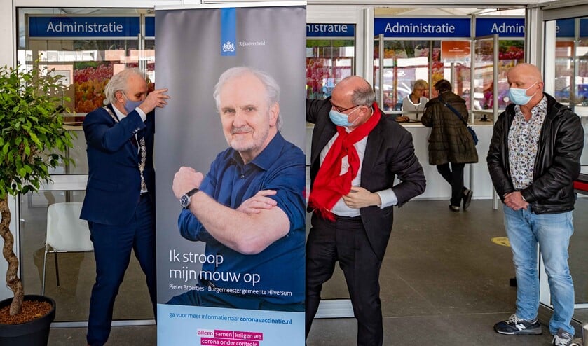 <p>Burgemeester Broertjes en GGD-directeur René Stumpel verrichtten maandagmorgen de officiële opening. </p>