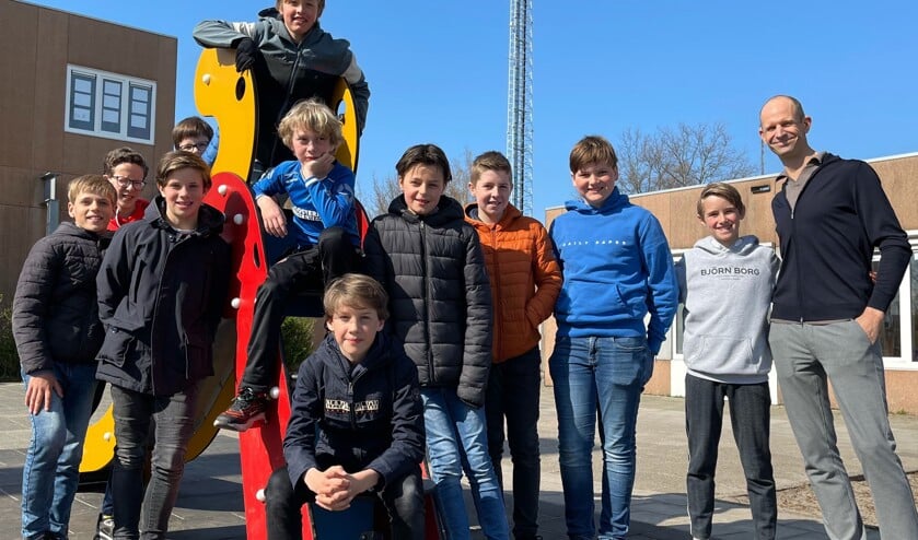 <p>De schakers van de Juliana Daltonschool. Leider Markus Huizer (rechts) deed als leerling zelf ooit mee aan het NK namens deze school. </p>