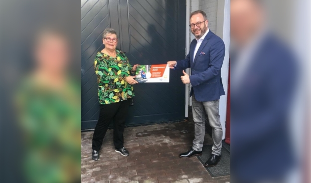 <p>De burgemeester koopt het eerste lot van de Zonnebloem.</p>
