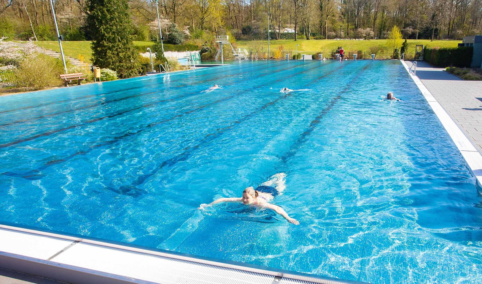 het zwembad blijft een aantal ochtenden langer open voor met name banenzwemmers.
