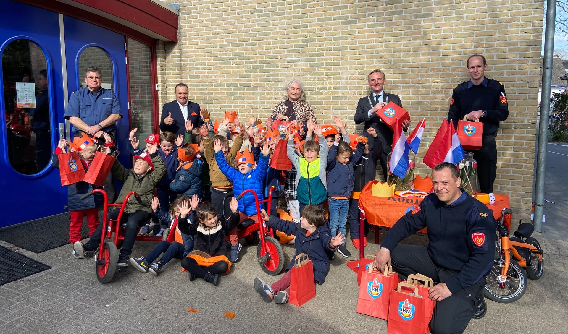 Burgemeester van Blaricum en Laren gaven tasjes met informatie aan scholieren uit groep 8. 