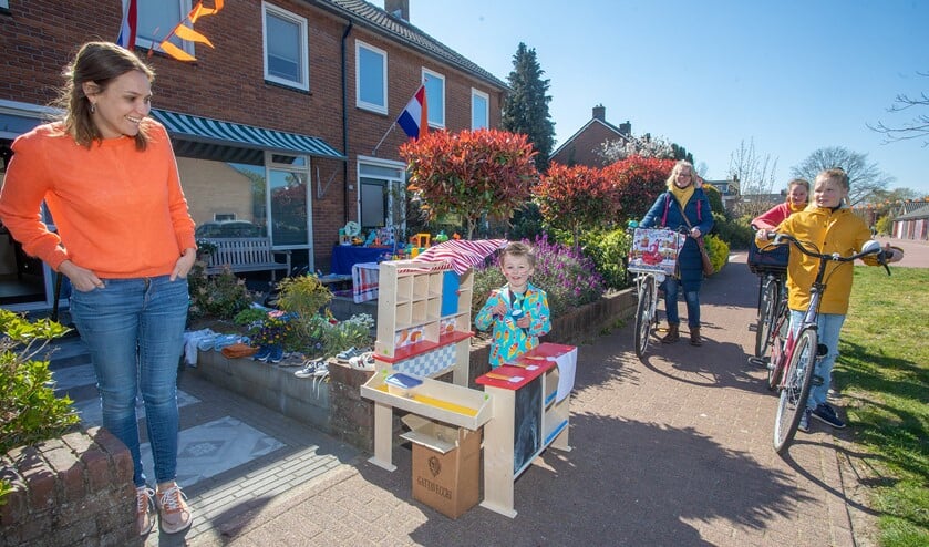 <p>Deze jongeman verkocht ijsjes voor de deur.</p>