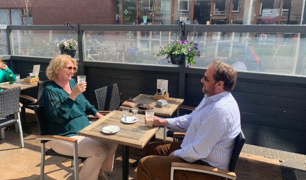 <p>Genieten van een drankje op het terras van Café 't Pandje.</p>