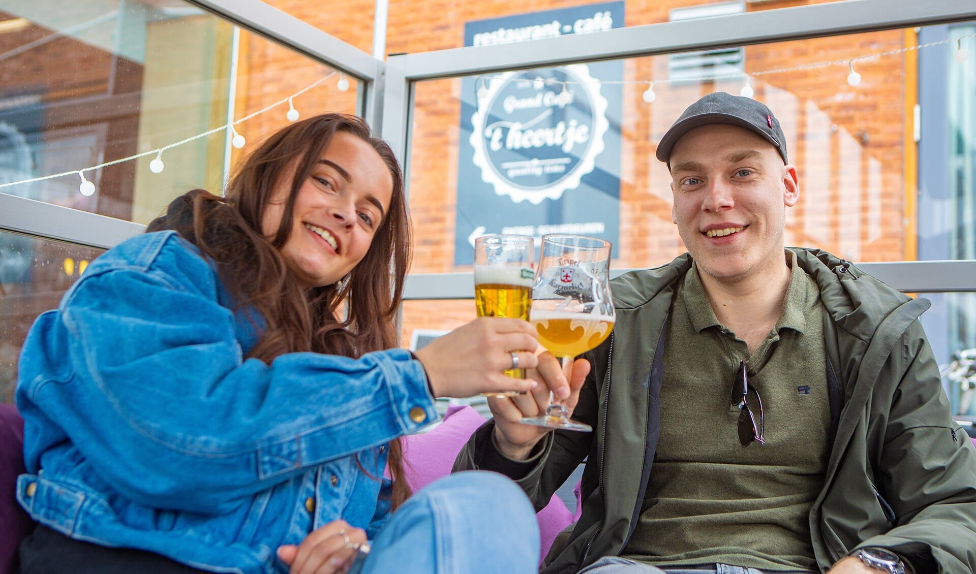 Proosten op het terras, omdat het vanaf vandaag weer kan.