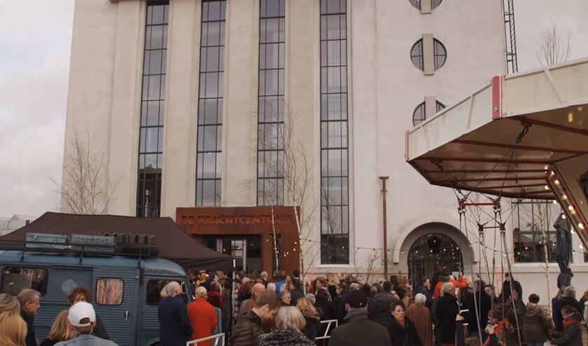 <p>Ondernemer Dion van Lingen heeft zelf wel zin in een feestje en organiseert er daarom een voor iedereen.</p>