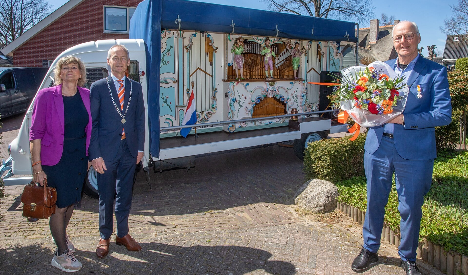 De koninklijke onderscheidingen werden dit jaar feestelijk thuis afgeleverd door burgemeester Niek Meijer.