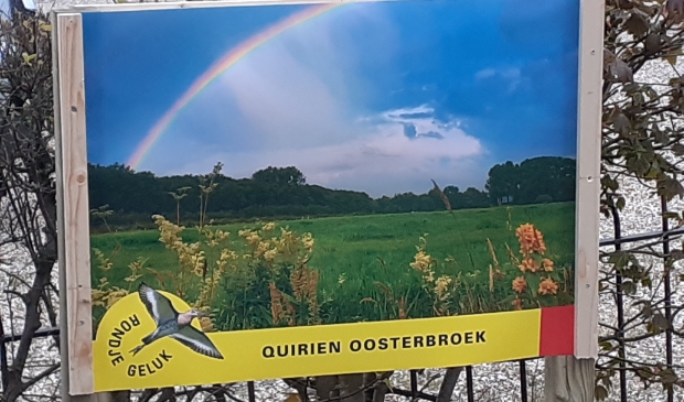 <p>De geluksposter van Quirien Oosterbroek hangt bij De Deel op de Wakkerendijk.</p>