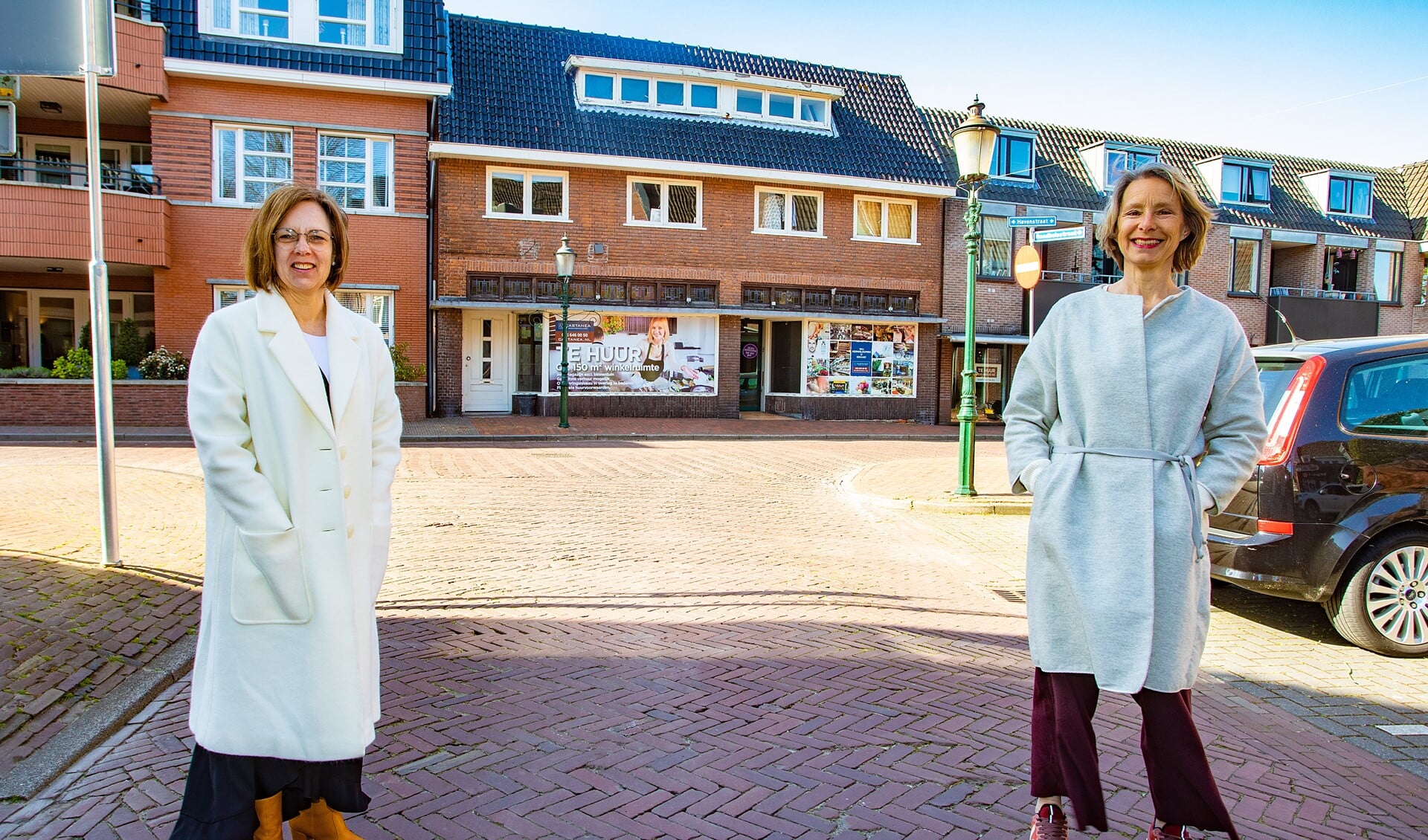 Jolanda Westrum en Karin Rienstra met op de achtergrond het pand aan de Havenstraat.