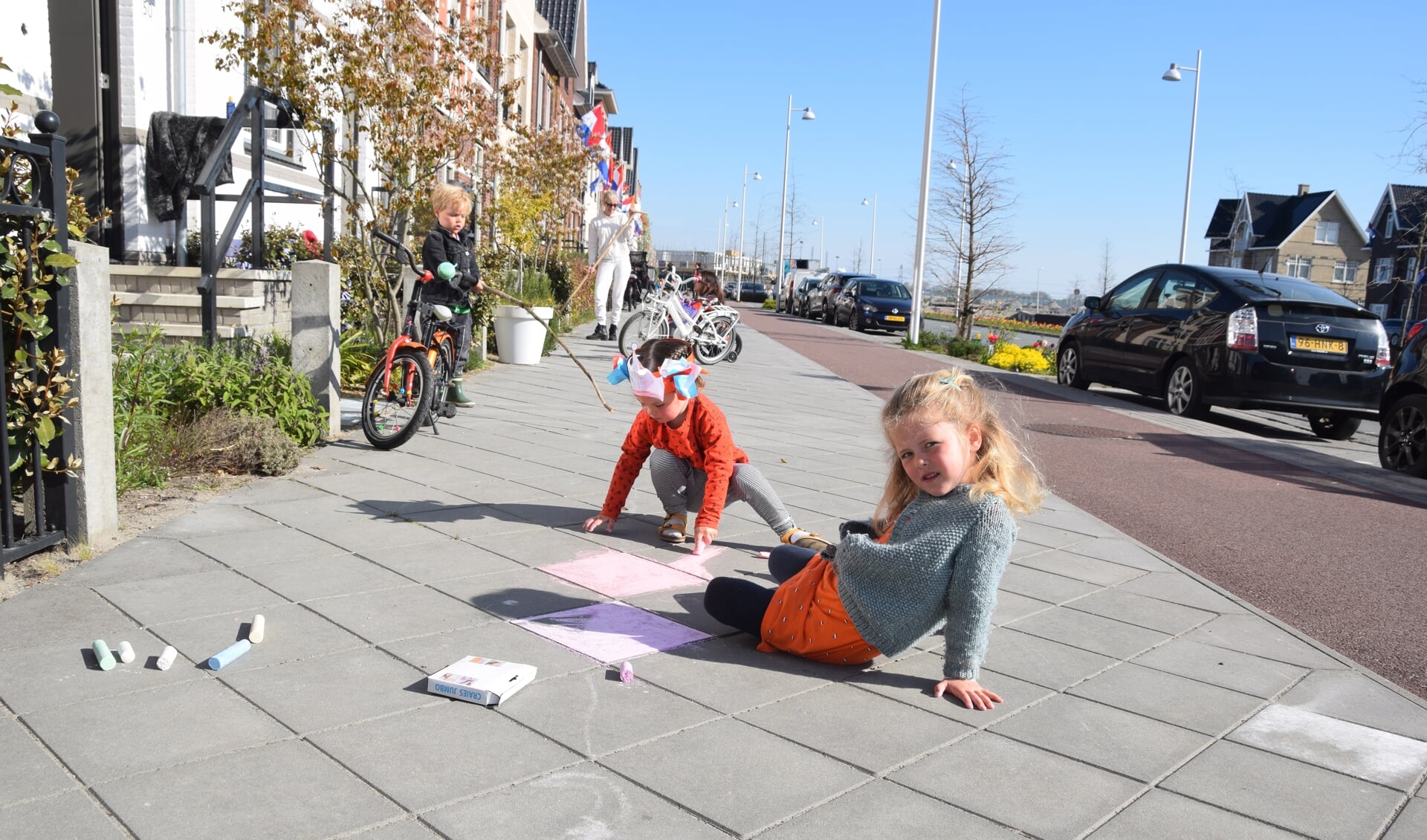 Kinderen kunnen meedoen aan een straattekenwedstrijd. Teken erop los, maak een foto en stuur deze naar 2021@oranjeverenigingweesp.nl en je maakt kans op een prijs.