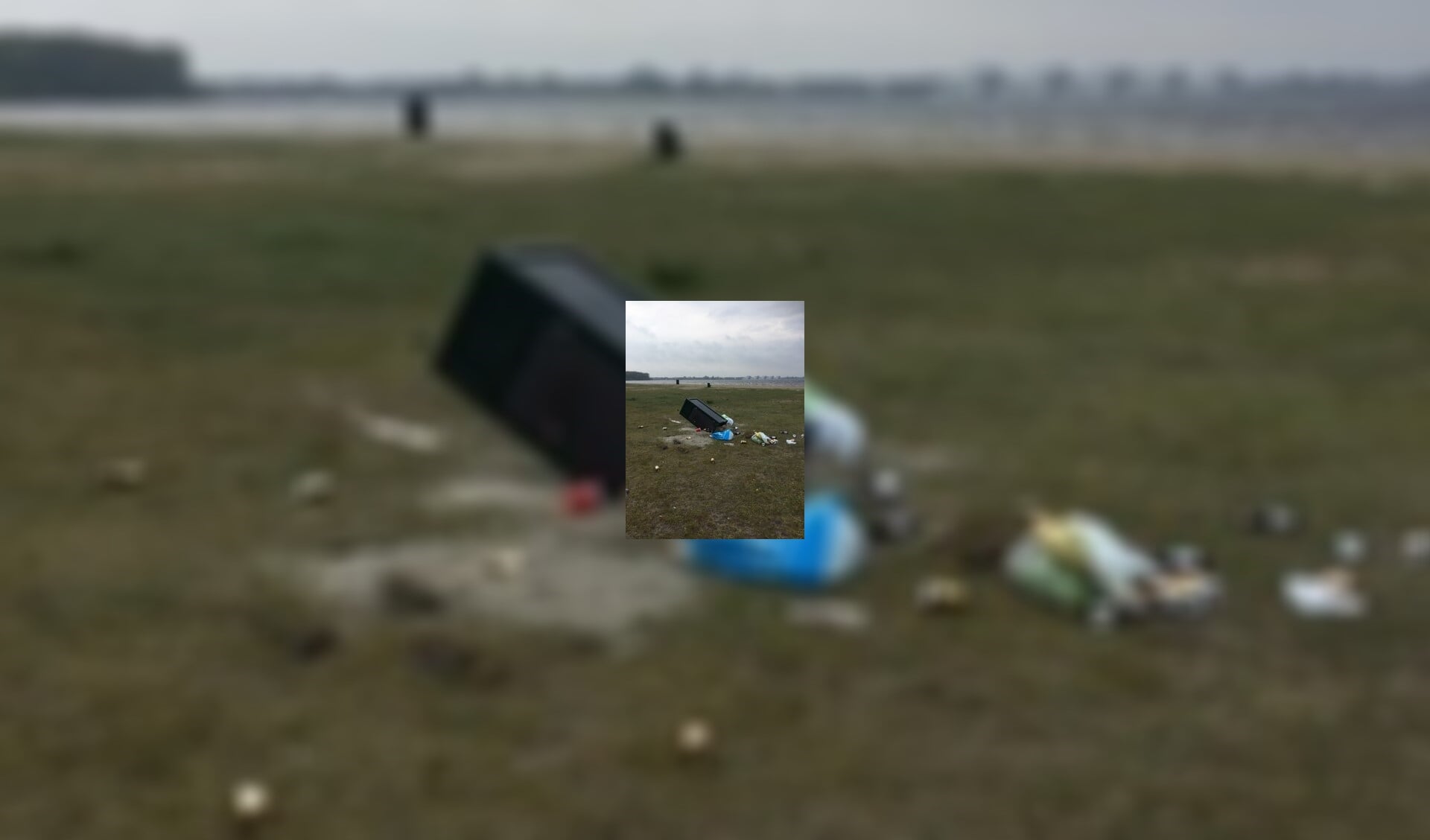 Er ligt weer troep op het strand en de dure prullenbakken zijn gesloopt.