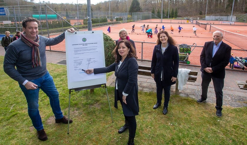 <p>Wethouder Roland Boom en het bestuur van Sportplatform Huizen bij de ondertekening van het convenant.</p>