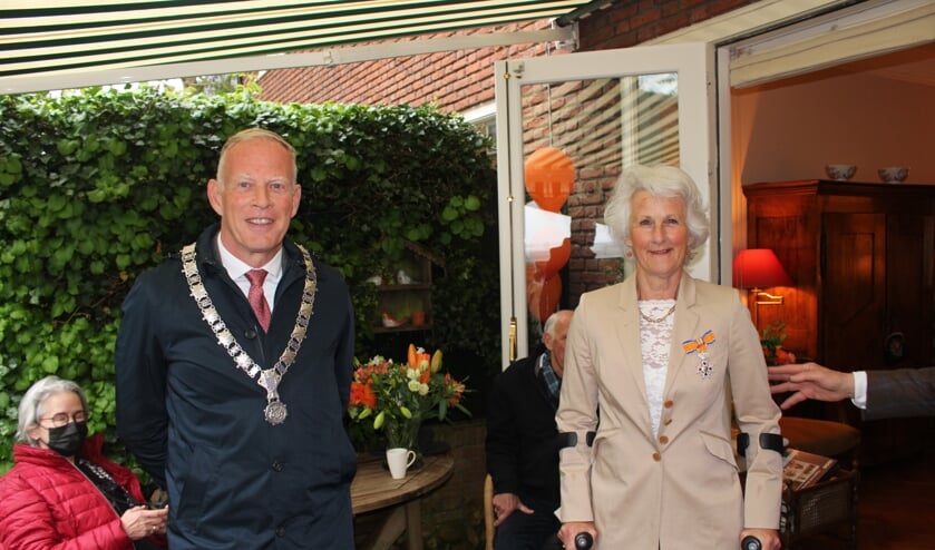 <p>Wuif toont trots haar onderscheiding.</p>