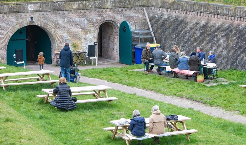 <p>Een tiental bezoekers vond een plekje buiten aan de picknicktafels op het terrein van de brouwerij om van de muziek te genieten.</p>