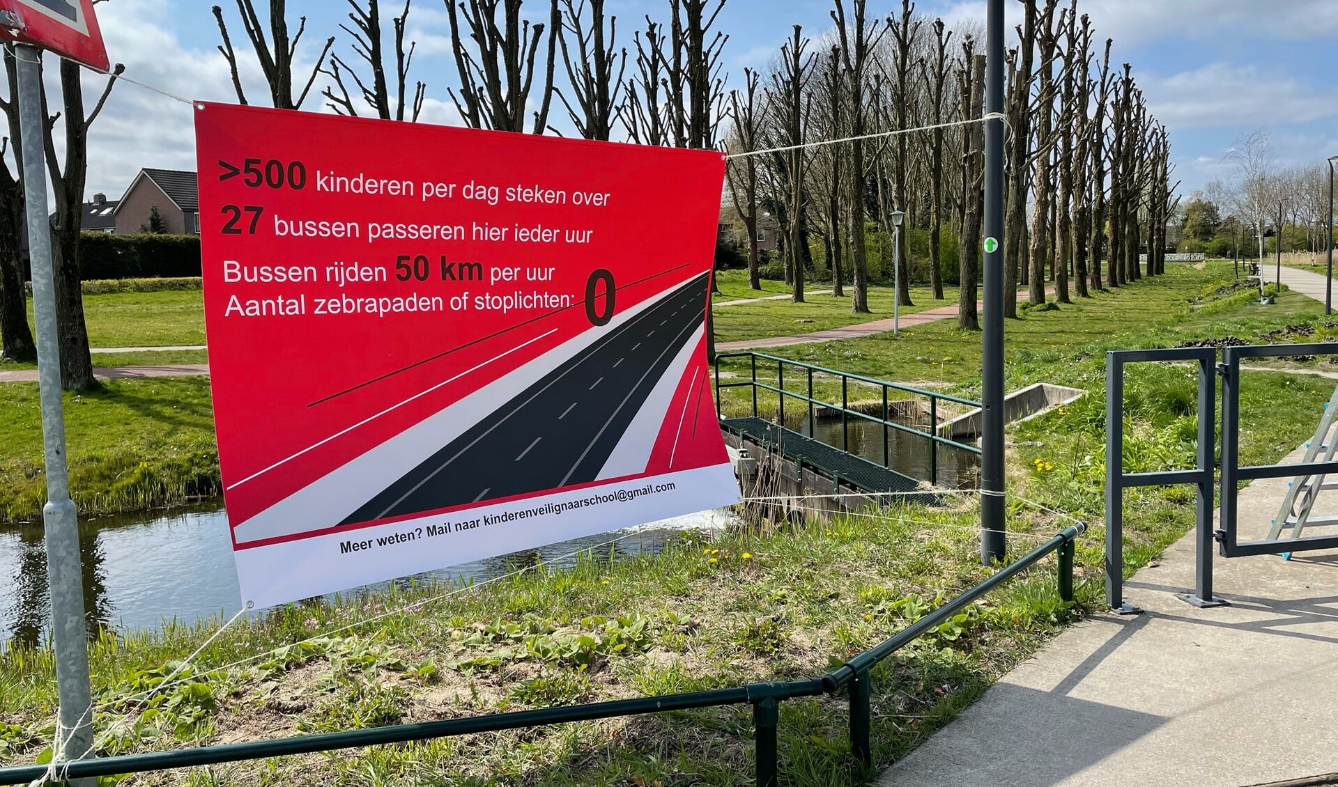 Het spandoek tegen de busbaan.