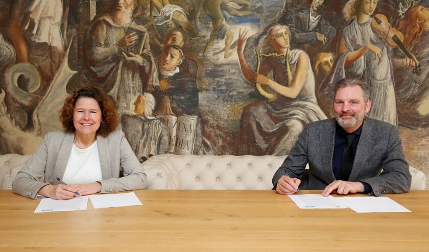 <p>Annette Wolthers, wethouder in Hilversum en regionaal voorzitter van het portefeuillehouder overleg Werk en Inkomen en zorgbestuurder André Brand van Hilverzorg en penvoerder van de Regionale Zorgacademie, tekenen de intentieverklaring voor vergaande samenwerking in een arbeidsmarktplatform voor banen in de zorg binnen de regio Gooi & Vechtstreek-Almere.</p>