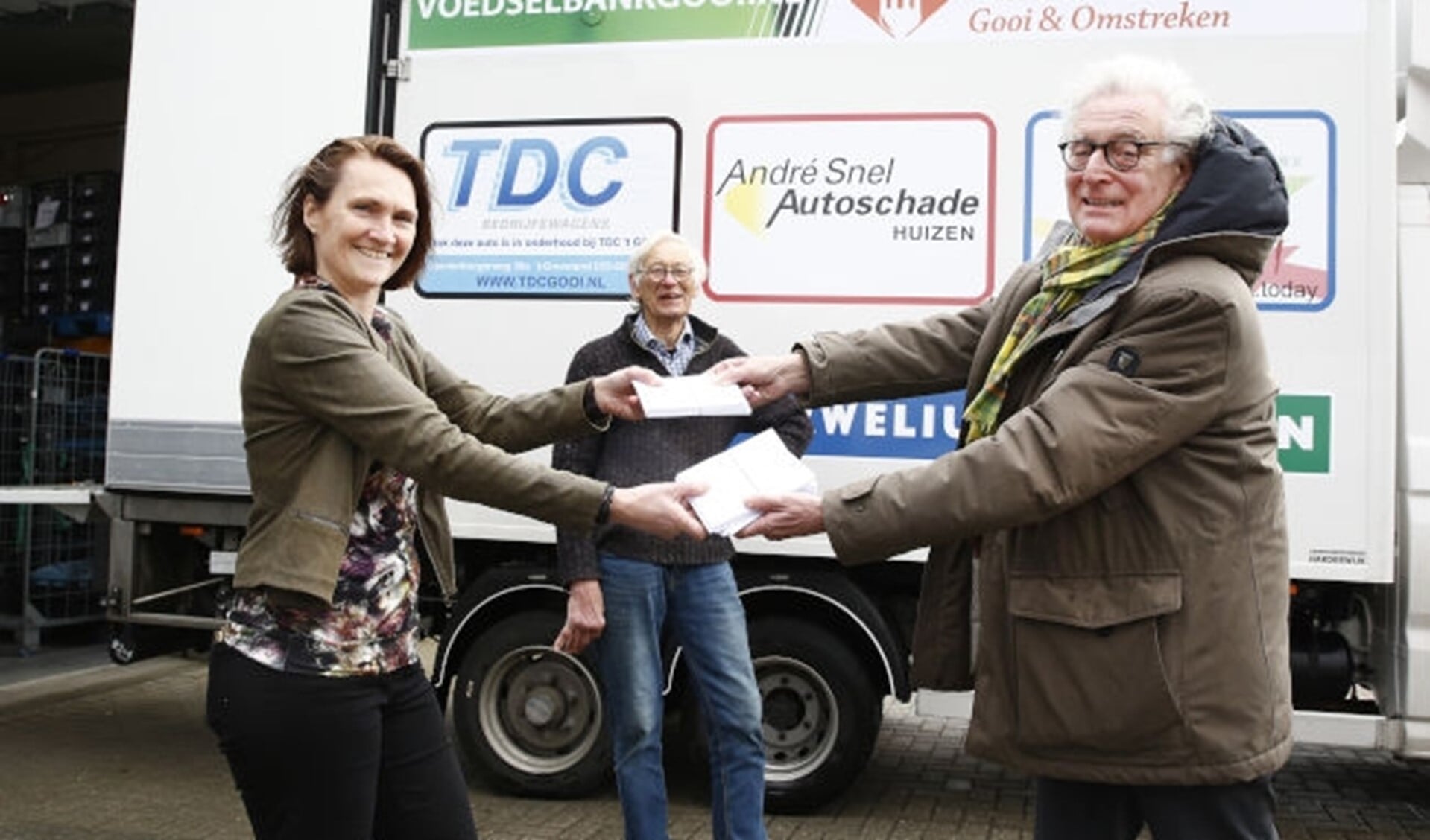 Patricia van Berkel ontving van de burgemeester de cadeaubonnen. 