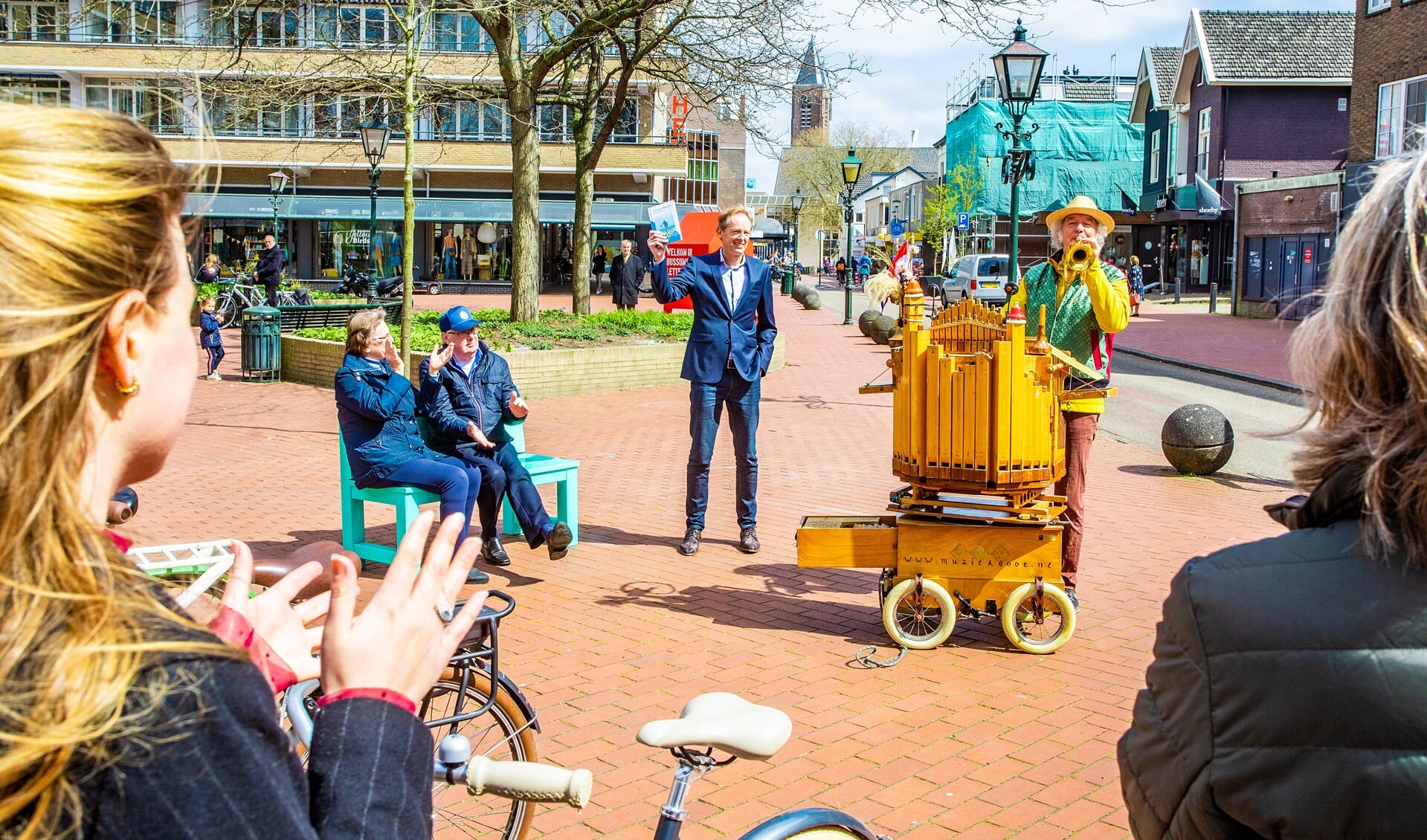 Muzikant Reinier was vanmiddag bij de boeklancering op het Julianaplein.