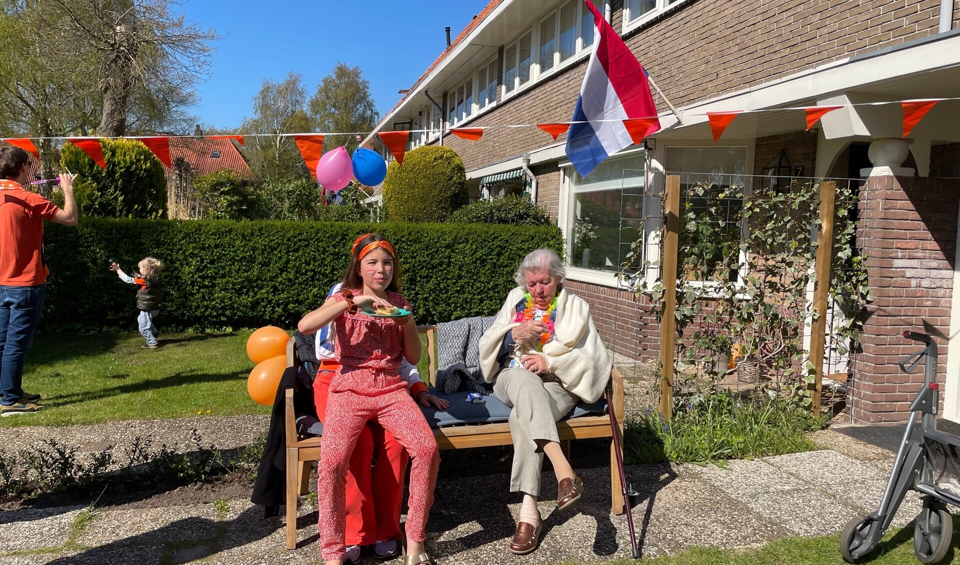 Jong en oud vieren samen Koningsdag in de Generaal Kraijenhoffstraat!