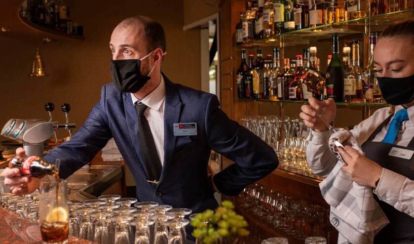 <p><em>MBO College Hilversum student </em><em>aan het werk in leeromgeving restaurant/bar.</em></p>
