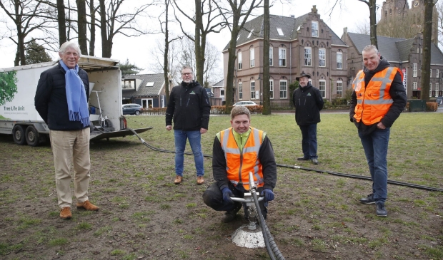 <p>Wethouder Ton Stam (links) is langs gegaan bij de Brink. </p>