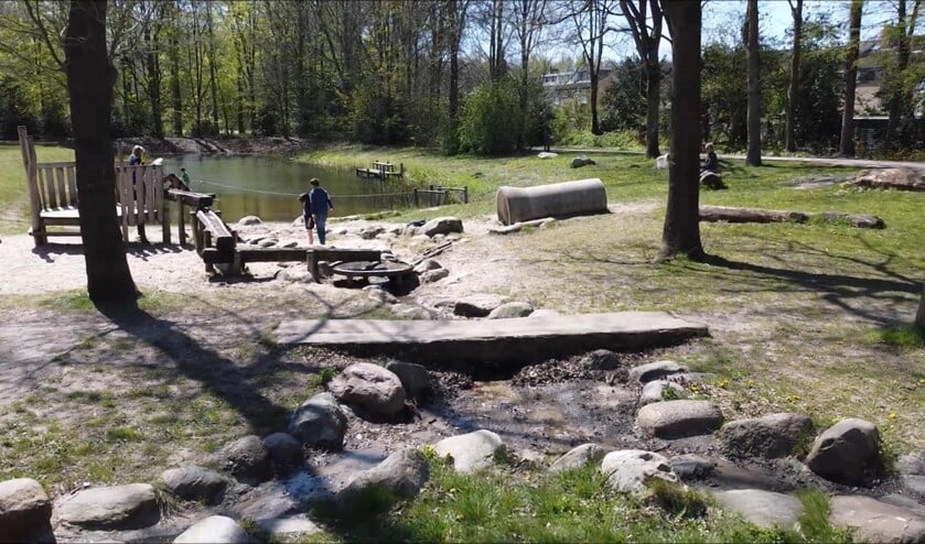 <p>De waterspeeltuin in het Bad Vilbelpark.</p>