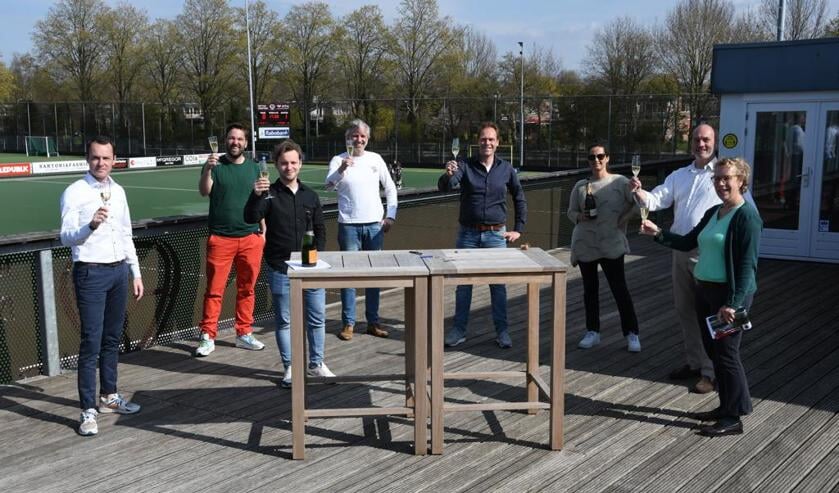 <p>Na afloop van de ondertekening van het kledingcontract.</p>