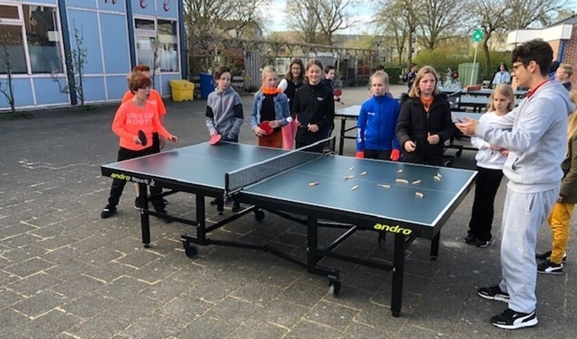 <p>Les in tafeltennis voor de deur van tafeltennisvereniging Bijmaat.</p>