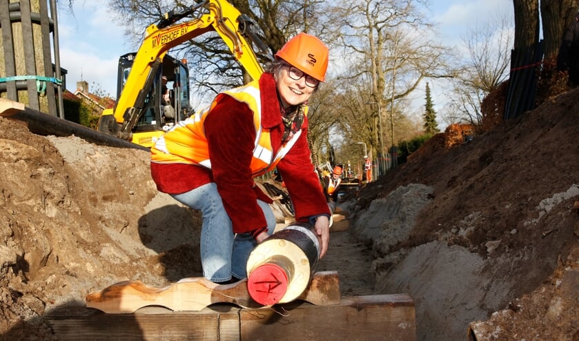 <p>Wethouder Barbara Boudewijnse helpt een handje met de aanleg van de eerste buis.</p>
