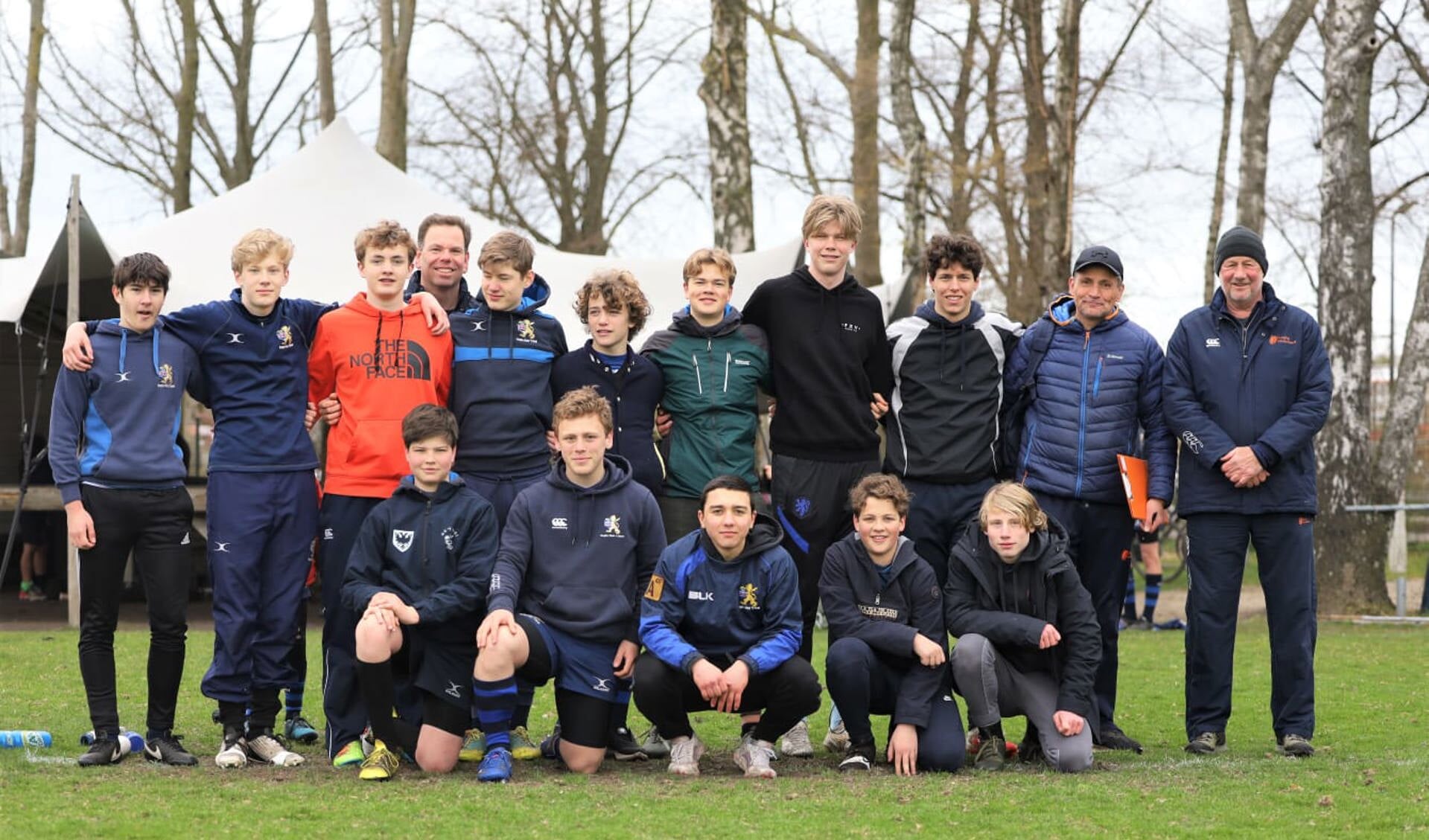 De vijftien nieuwe jeugdtrainers van Rugby Club ’t Gooi mogen trainingen verzorgen voor de allerjongste spelers van de club.