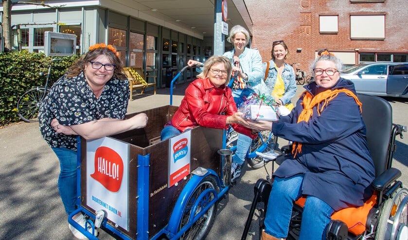 <p>De overhandiging van de Keileuke keien.</p>