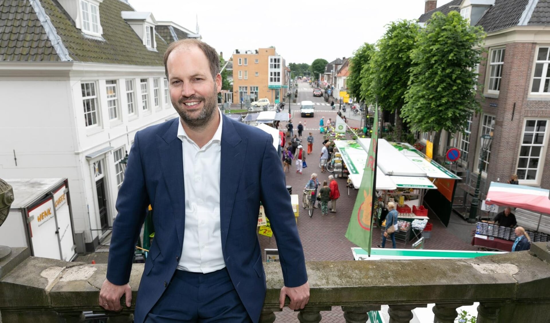Léon de Lange gaat Weesp verlaten, hij wordt burgemeester van Landsmeer. 