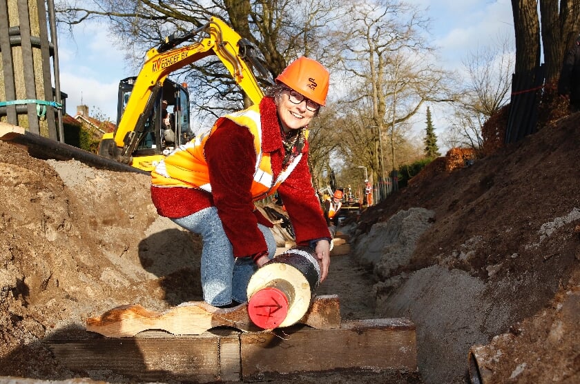<p>Wethouder Barbara Boudewijnse helpt een handje met de aanleg van de eerste buis.</p>