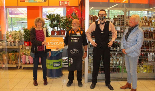 <p>Manager AFG John Jongerius overhandigt de cheque aan Tineke Schouten in het bijzijn van Wiebe Meier, manager Coop, en Elly Willenborg.</p>