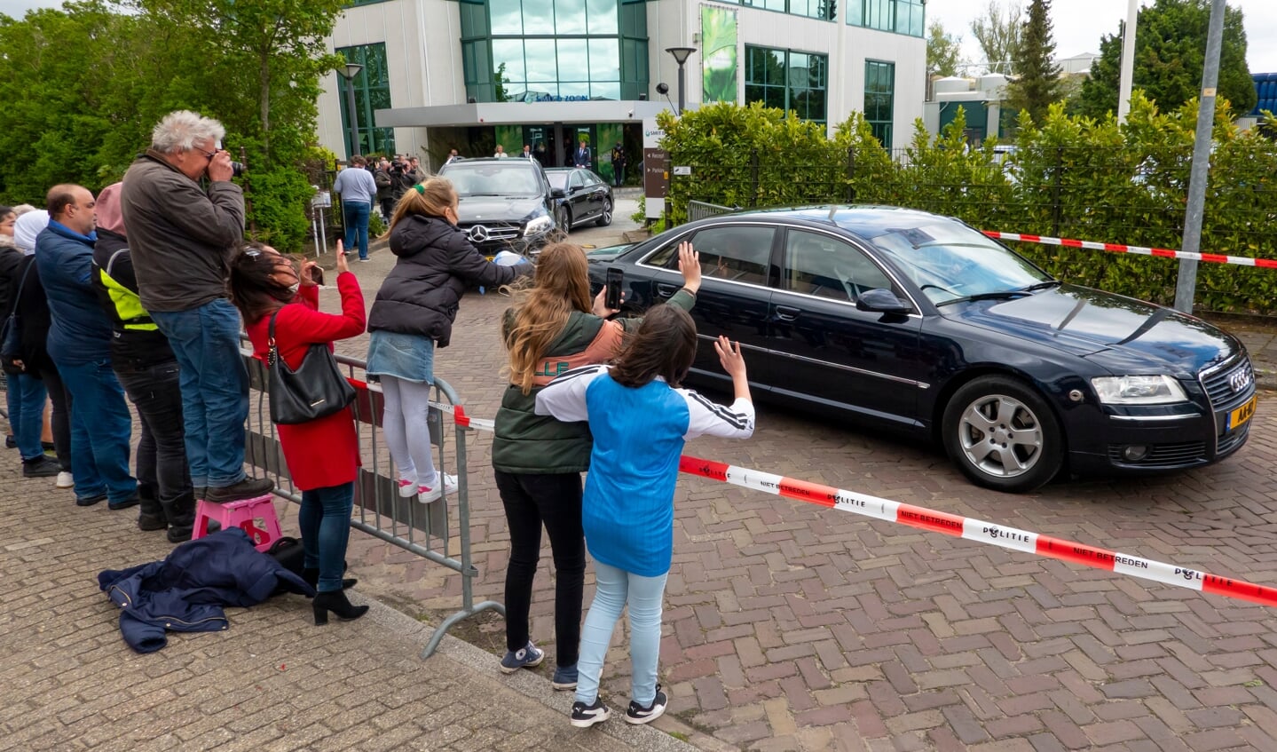 Bij de hekken stonden Weespers te wachten op de Koningin.