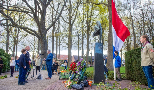 <p>Burgemeester Nanning Mol bij de kranslegging op de Brink in Laren.</p>