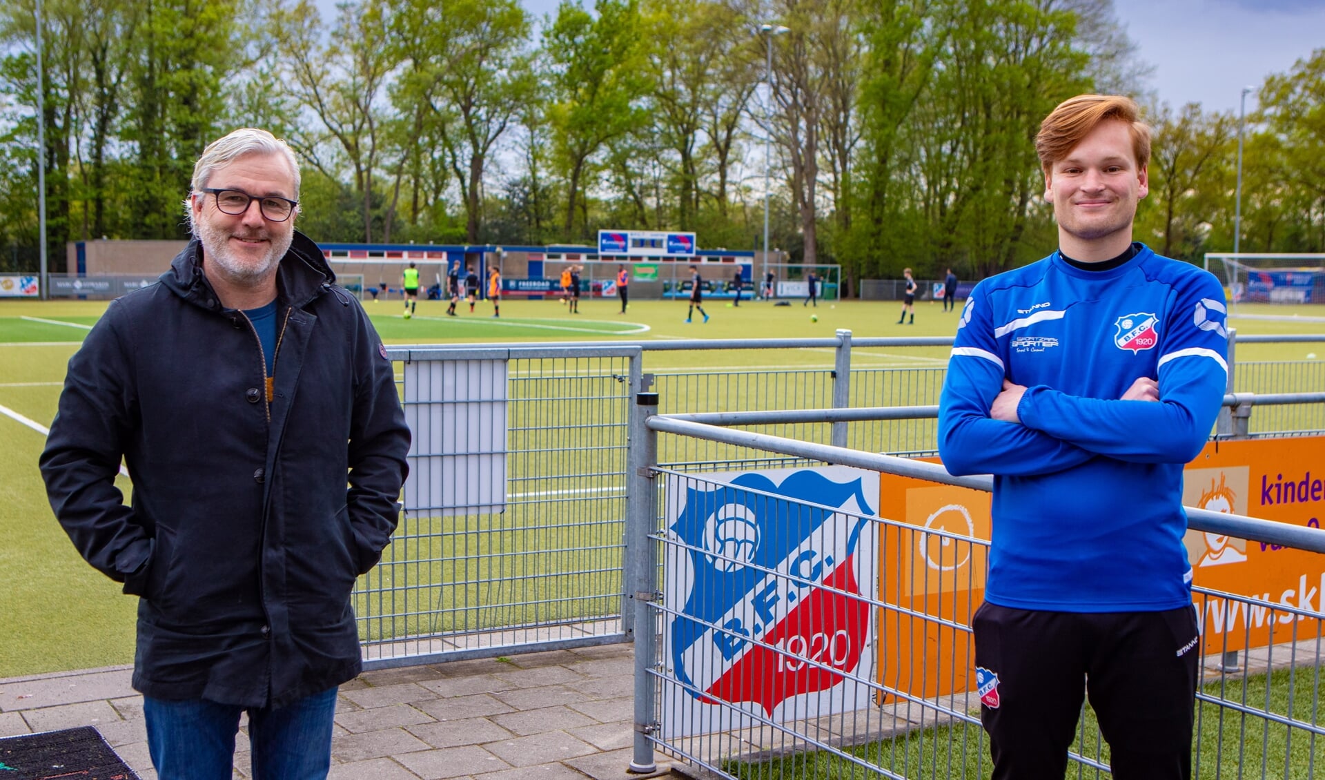 Gertjan van Toorn (bestuurslid voetbaltechnische zaken) en eerste elftalspeler Olivier Blaauw.