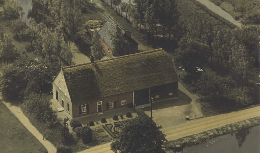 <p>De boerderij aan de Graafdijk-oost in Molenaarsgraaf. Hier werd Arie
neergeschoten en rende de soldaat het weiland in.</p>