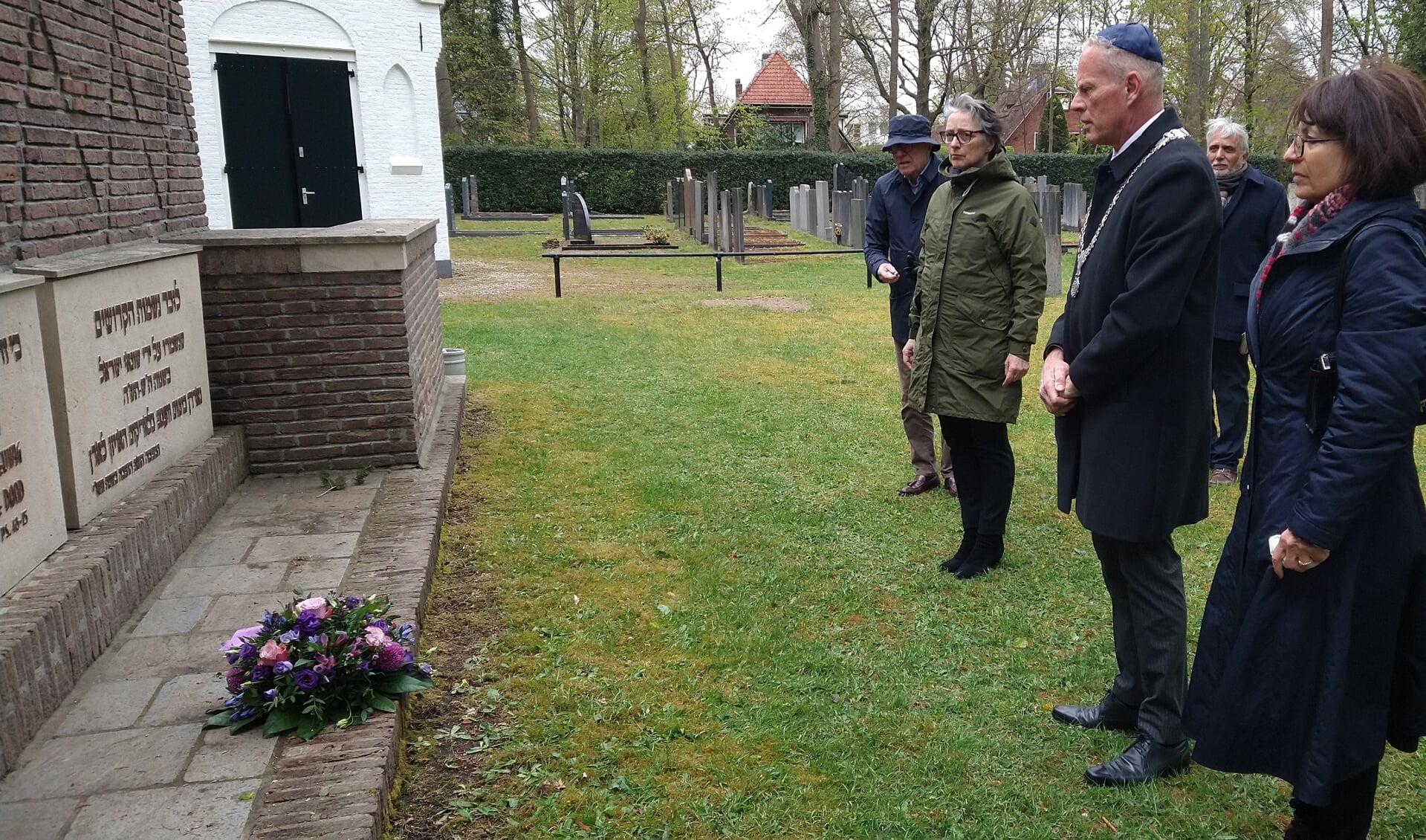 Voorzitter Joodse gemeente Miriam Nir, burgemeester Han ter Heegde en wethouder Barbara Boudewijnse bij monument op de joodse begraafplaats in Bussum.