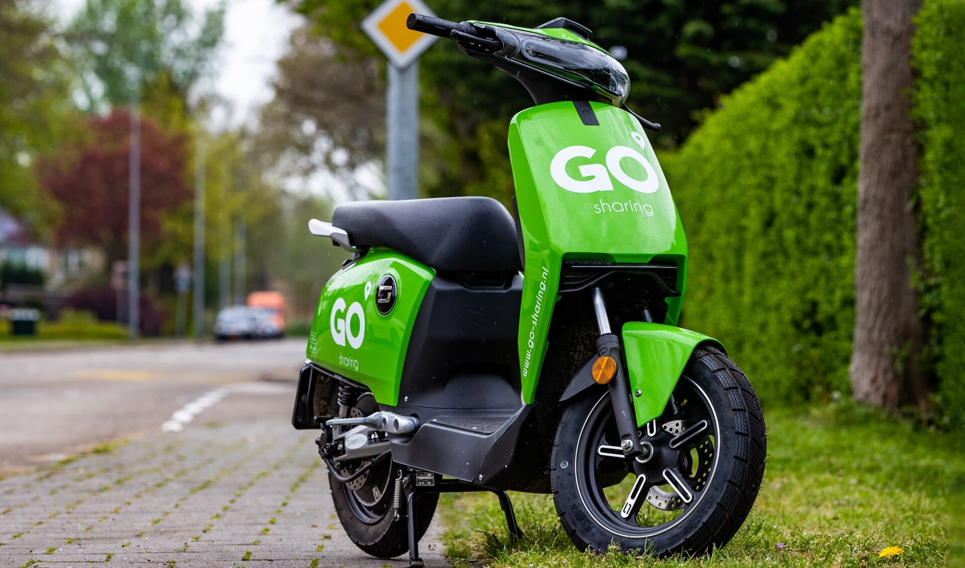De scooters van GO Sharing rijden nu alweer een jaar door Hilversum. 