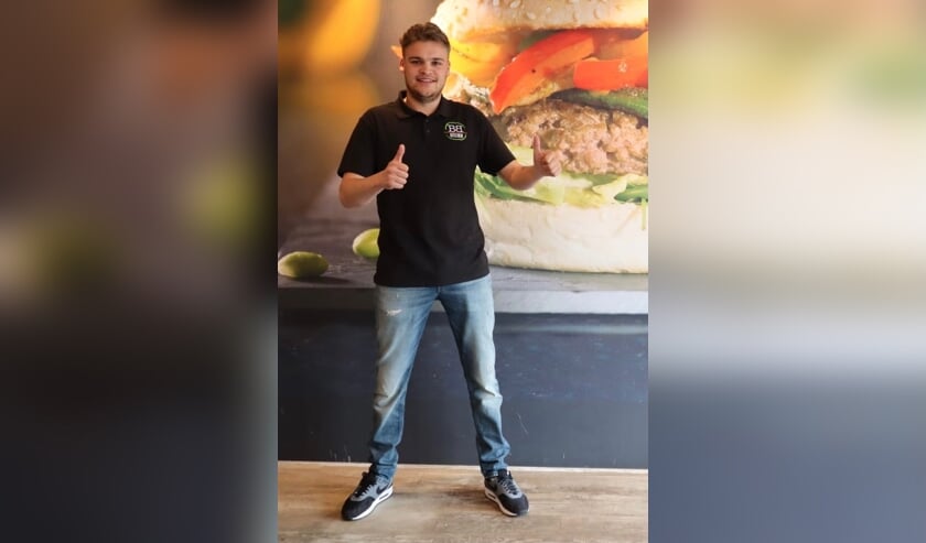 <p>Calvin Schut, de nieuwe eigenaar van Cafetaria Big Bread Kitchen Naarden</p>